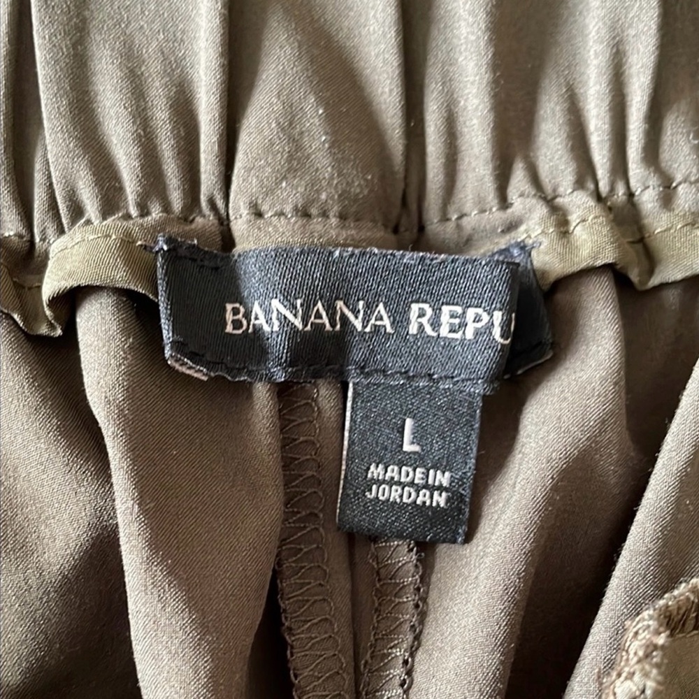 Banana Republic Women's Wide-Leg Pants in Olive - Picture 6 of 9